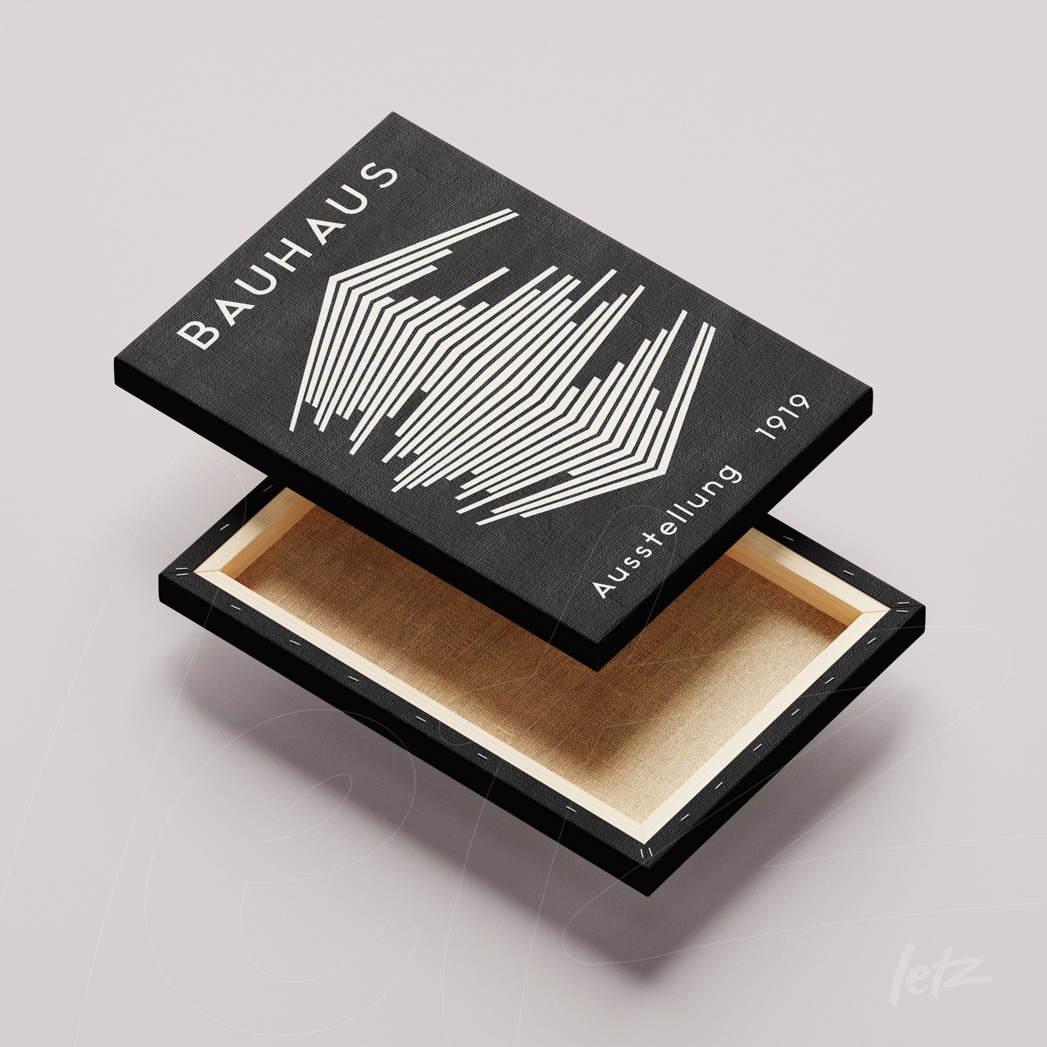 caixa de madeira com tampa removida, exibindo design gráfico em preto e branco do movimento Bauhaus com linhas geométricas e texto