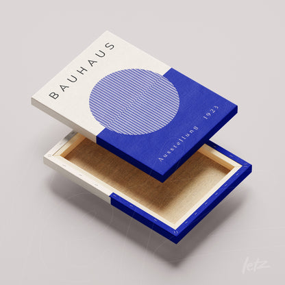 tela em canvas com design moderno inspirado no estilo bauhaus com círculos e linhas em azul e branco, mostrando a parte de trás e a moldura interna da tela