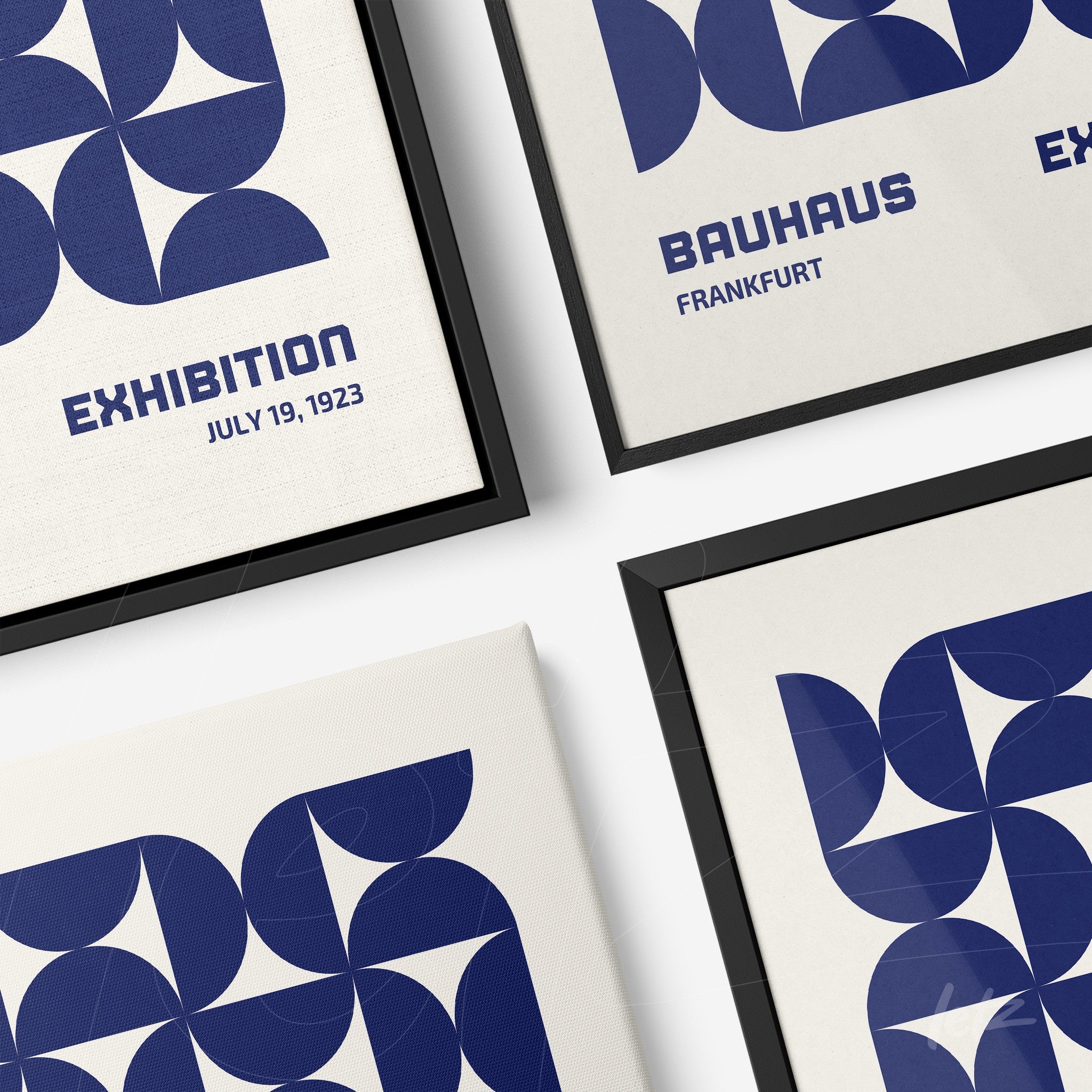 coleção de quadros com arte geométrica azul em estilo bauhaus com moldura preta exibidos em plano de fundo branco