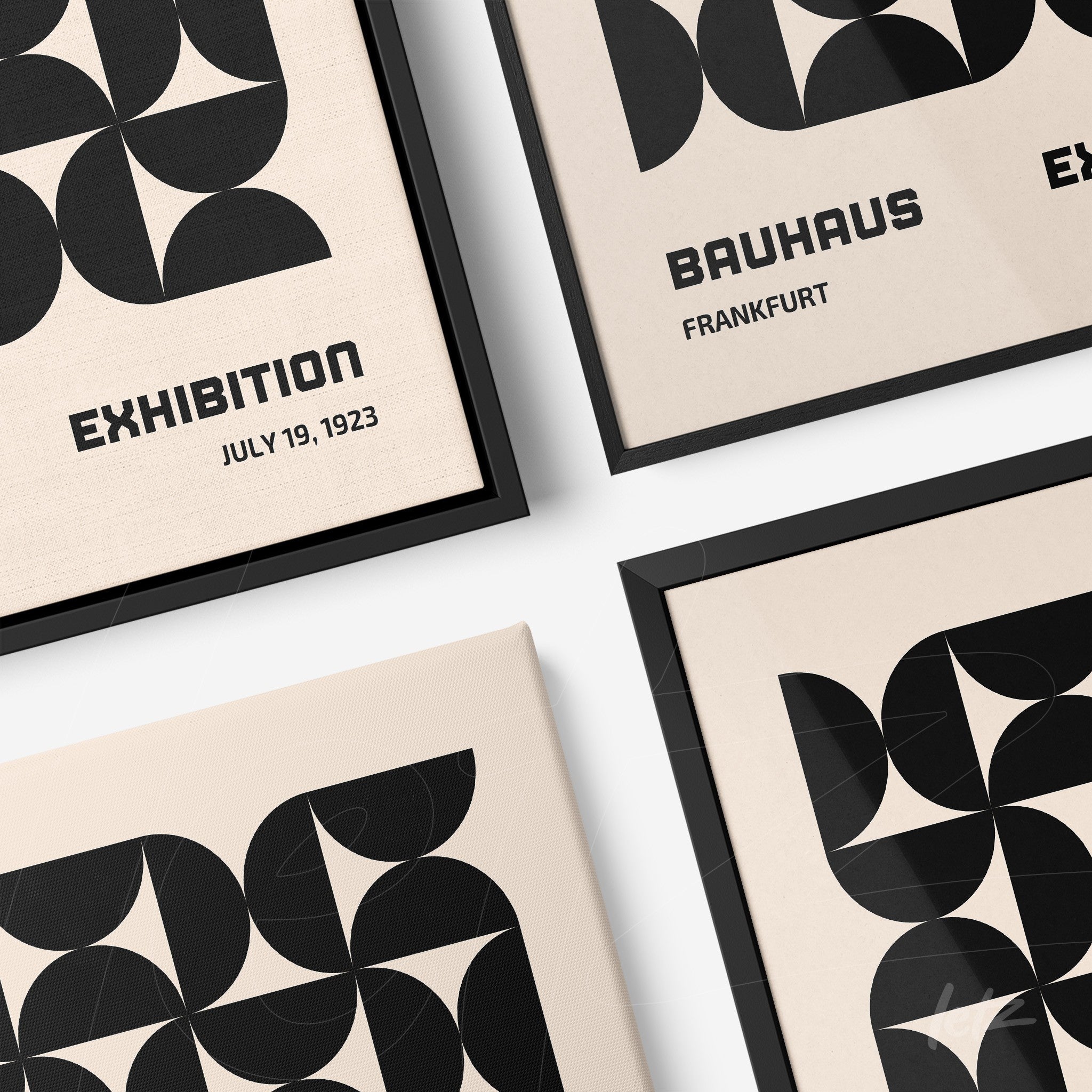 coleção de quadros modernos com design geométrico em preto sobre fundo bege e molduras pretas, influenciado pelo estilo Bauhaus