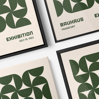 quadro em tela canvas com padrão geométrico verde exibido com moldura preta