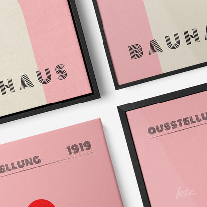 composição com quatro prints de arte moderna estilo Bauhaus em moldura preta