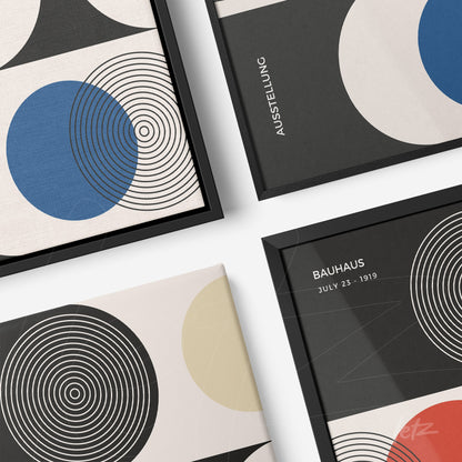 composição com quatro quadros em estilo bauhaus com formas geométricas e cores primárias, exibidos em molduras pretas sobre fundo branco