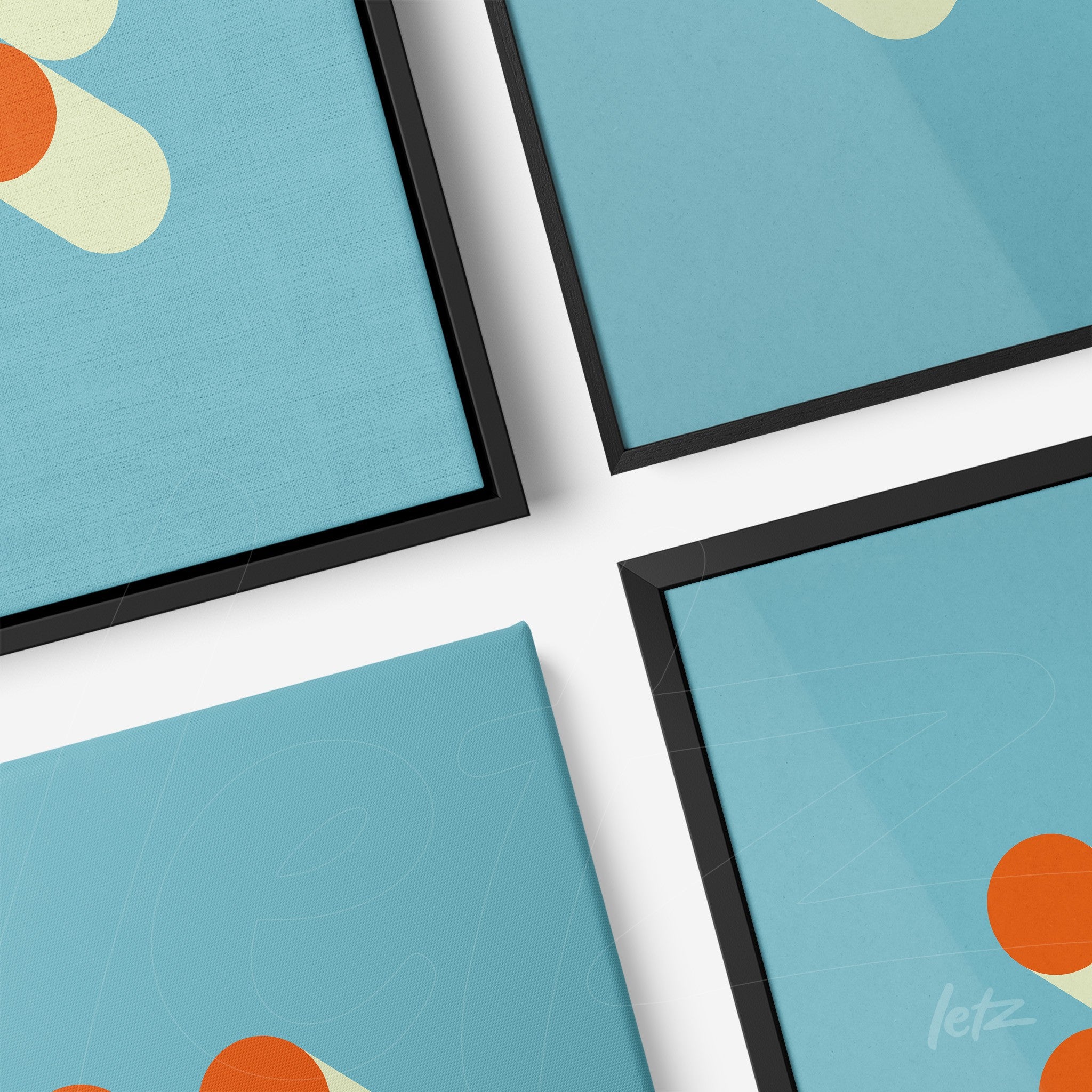 quatro quadros com arte abstrata em nuances de azul e formas geométricas, apresentados com molduras pretas sobre superfície branca