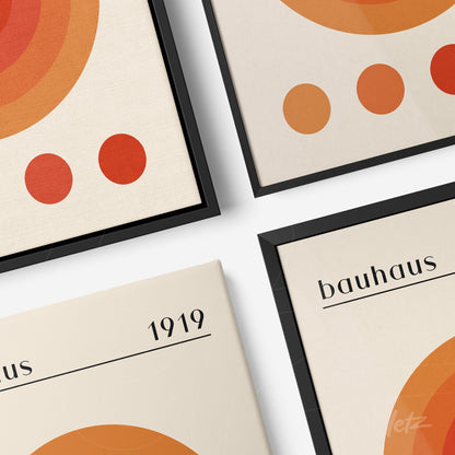 quatro quadros minimalistas estilo bauhaus com círculos em tons de laranja e molduras pretas finas