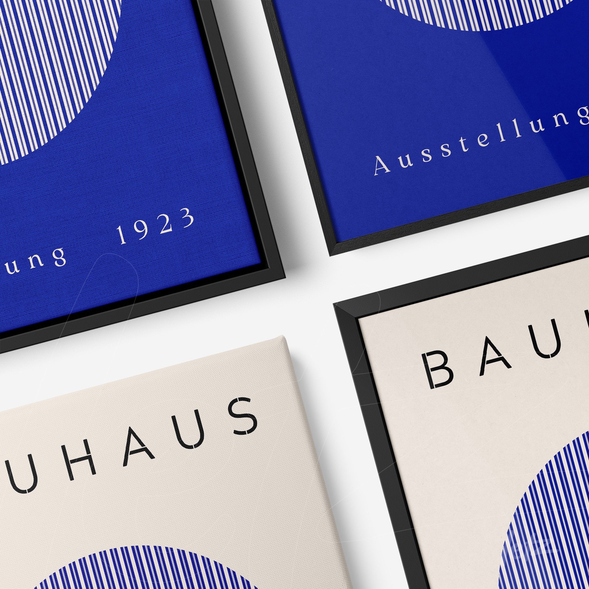 quadro em canvas com design gráfico modernista com inscrições em azul e bege exibidos em moldura preta