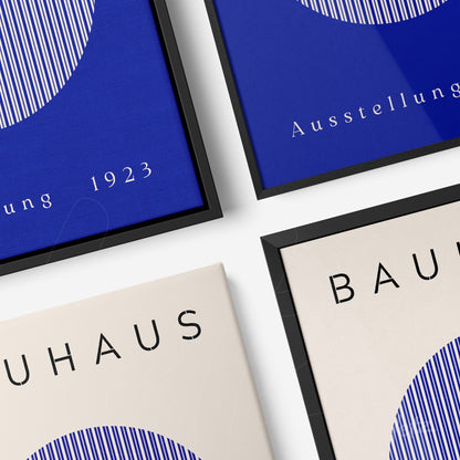 quadro em canvas com design gráfico modernista com inscrições em azul e bege exibidos em moldura preta