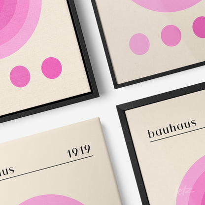 coleção de quadros estilo bauhaus com círculos rosa e moldura preta