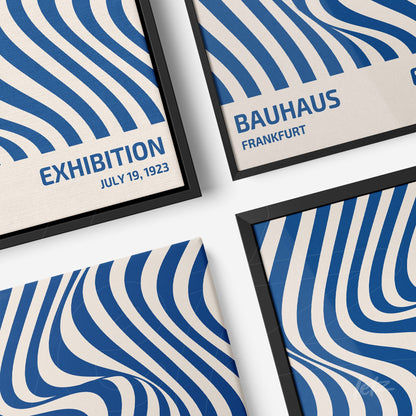 quadro com arte geométrica em canvas e detalhes em azul com texto sobre exposição Bauhaus em Frankfurt