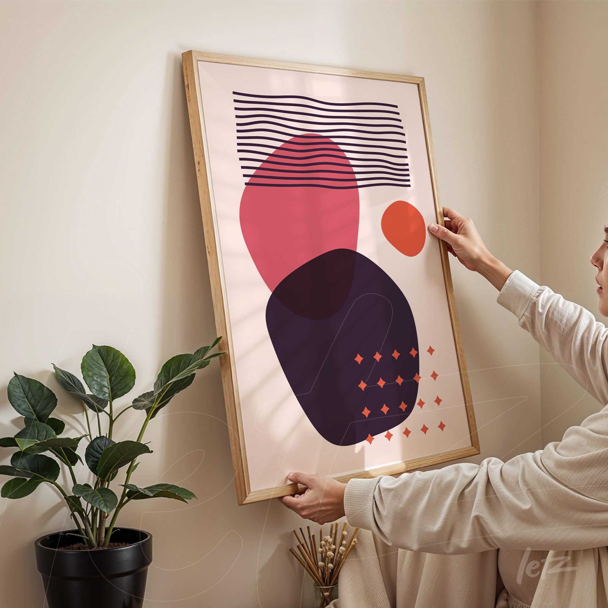 quadro abstrato com formas geométricas coloridas em moldura de madeira clara apoiado em parede bege