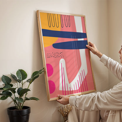 quadro boho moderno com formas geométricas coloridas em moldura de madeira clara apoiado em parede bege