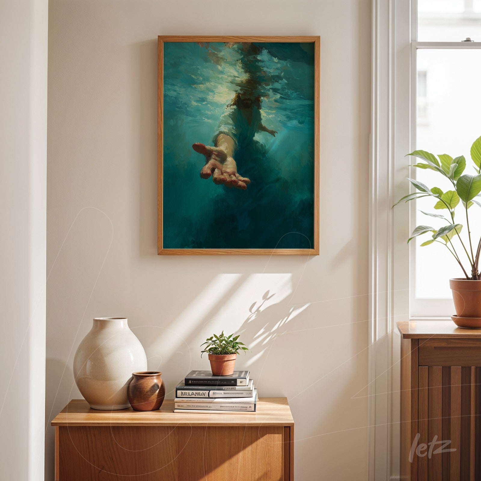 quadro com arte abstrata de uma mão emergindo de água em moldura de madeira clara