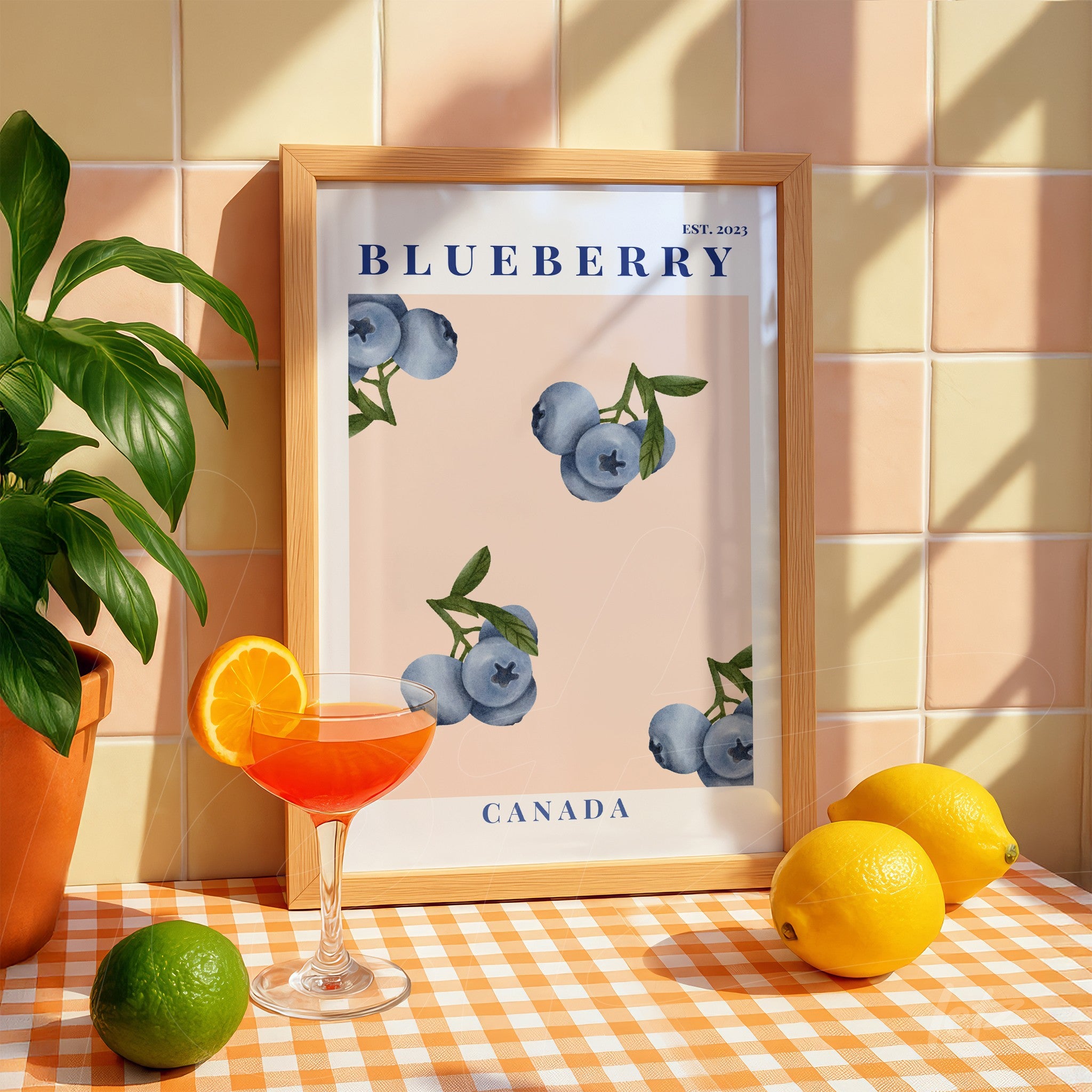 quadro decorativo com ilustração de amoras azuis sobre fundo claro emoldurado com madeira clara