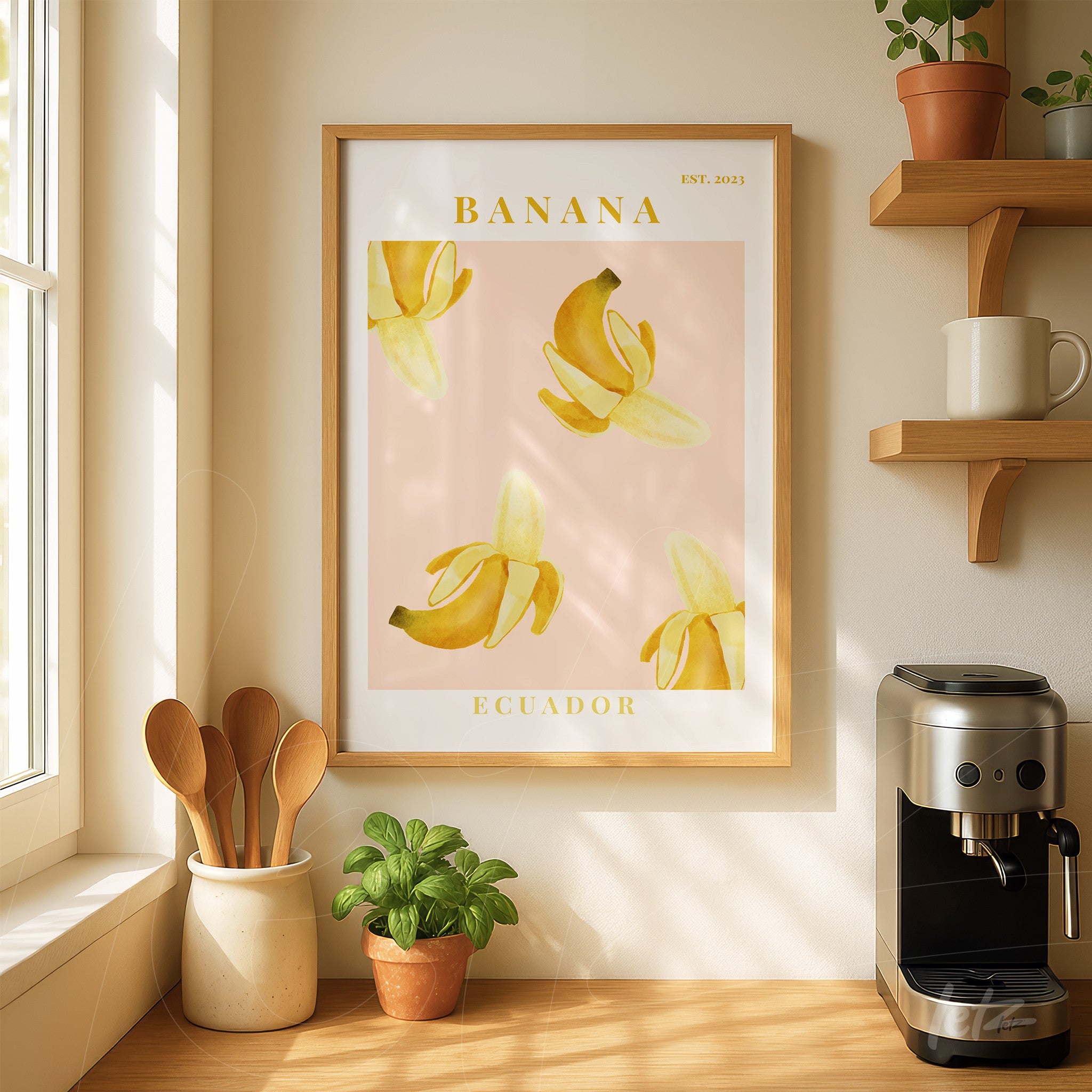 quadro em moldura de madeira clara com ilustrações estilizadas de bananas em um fundo rosa suave