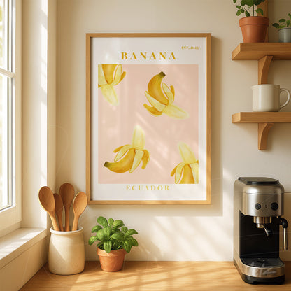 quadro em moldura de madeira clara com ilustrações estilizadas de bananas em um fundo rosa suave