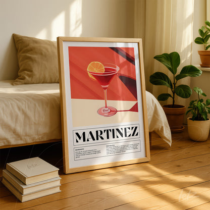 quadro com arte digital de drink martini em moldura de madeira clara sobre mesa ao lado de plantas