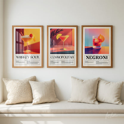 série de quadros com arte colorida de drinks clássicos em moldura de madeira clara, incluindo whiskey sour, cosmopolitan e negroni