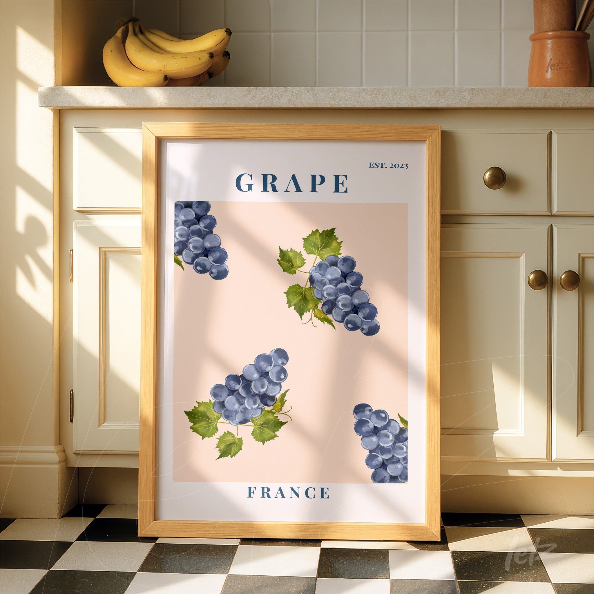 quadro com arte ilustrativa de uvas com fundo rosa claro e moldura de madeira clara