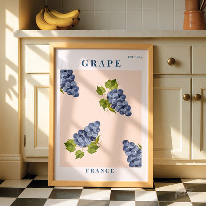 quadro com arte ilustrativa de uvas com fundo rosa claro e moldura de madeira clara