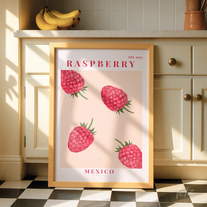 quadro decorativo com ilustração de framboesas em fundo rosa e moldura de madeira clara