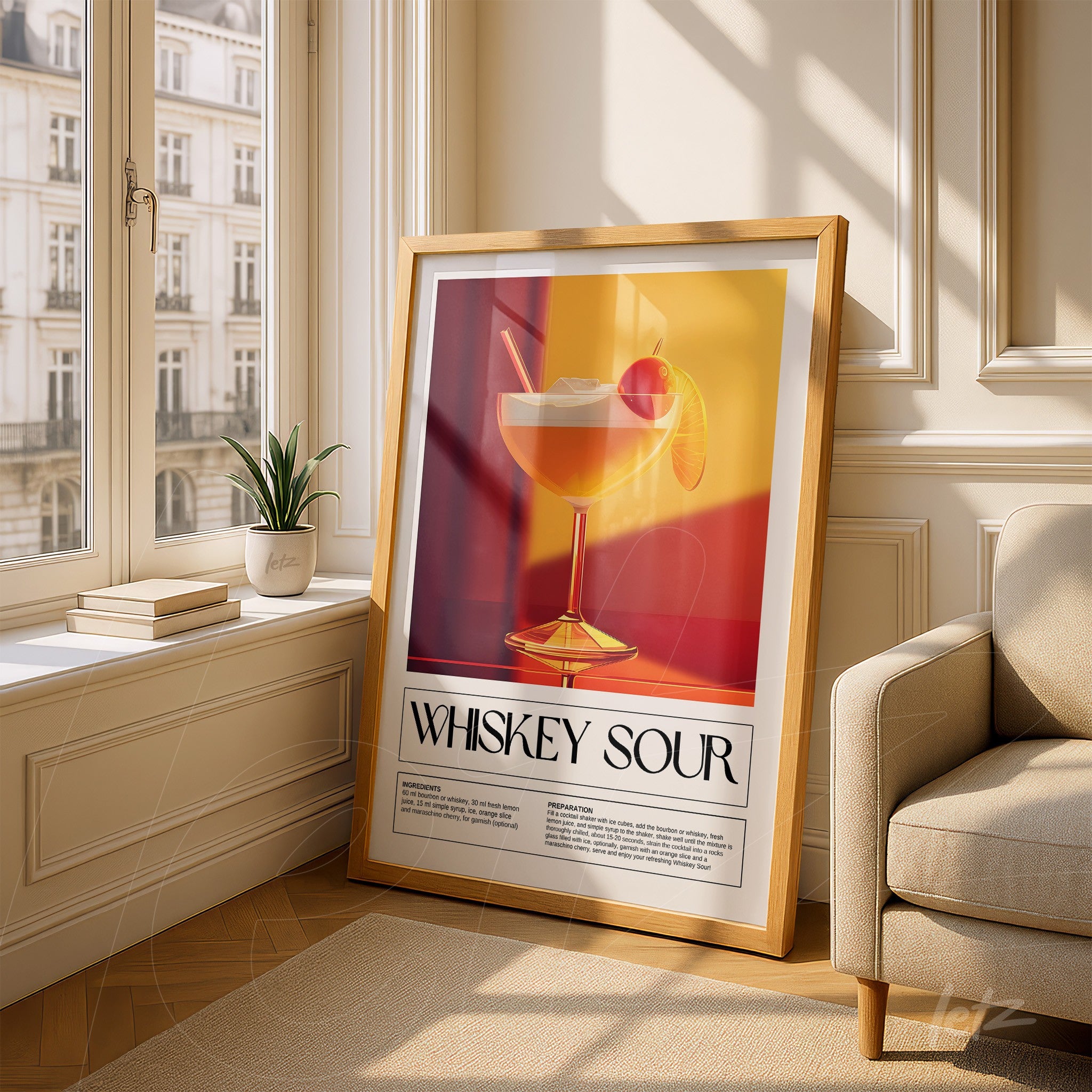 quadro com arte do drink whiskey sour em moldura de madeira clara, exibido ao lado de uma planta em vaso sobre uma mesa na sala iluminada pelo sol