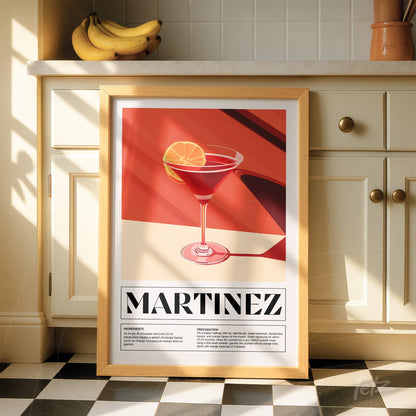 quadro decorativo com arte de drink martini em moldura de madeira clara, com fundo em vermelho e detalhes sobre o drink