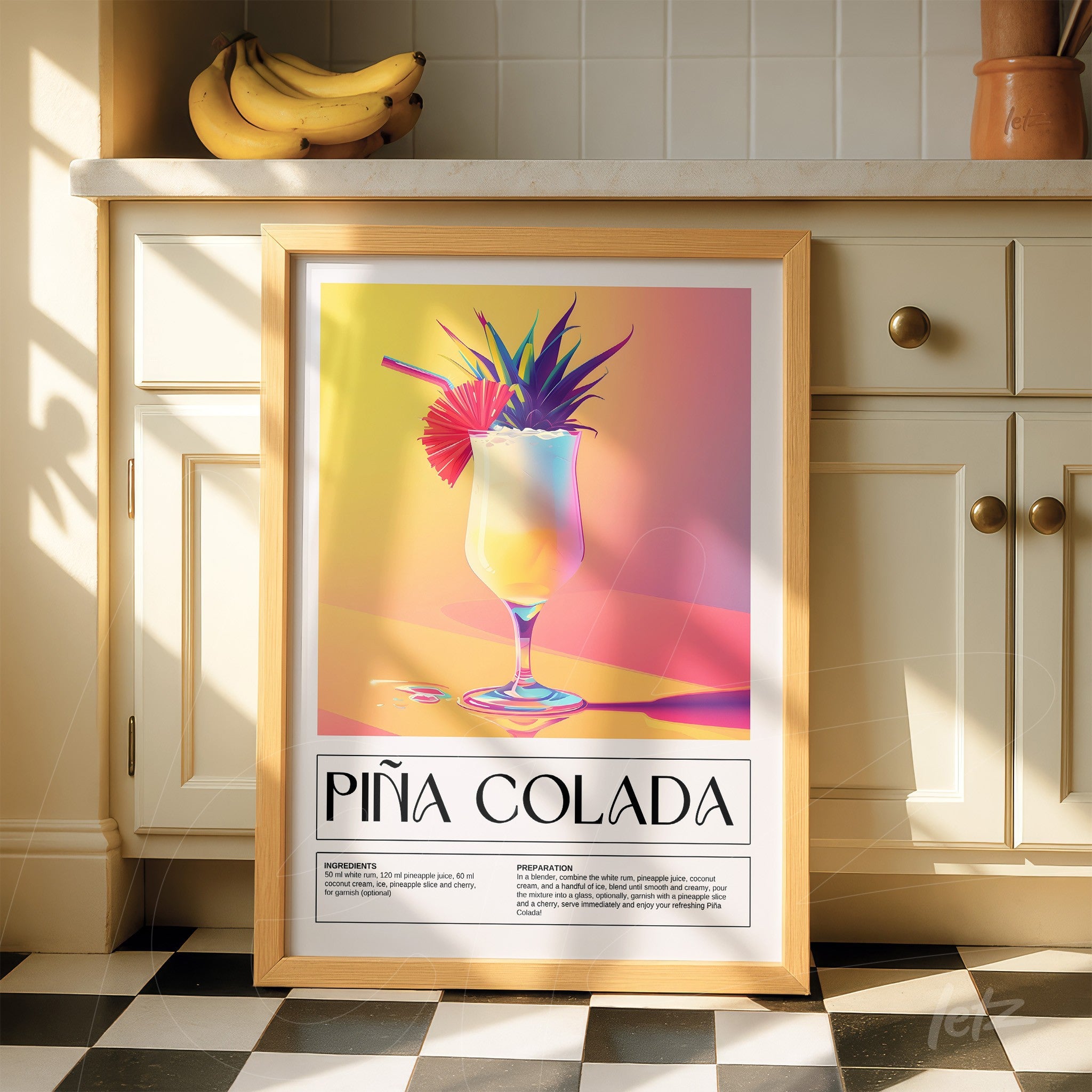 quadro com arte vibrante de piña colada em moldura de madeira clara sobre piso xadrez