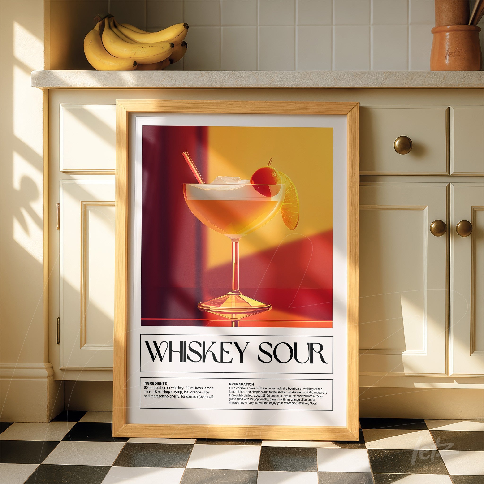 quadro com arte moderna de drink whiskey sour em moldura de madeira clara