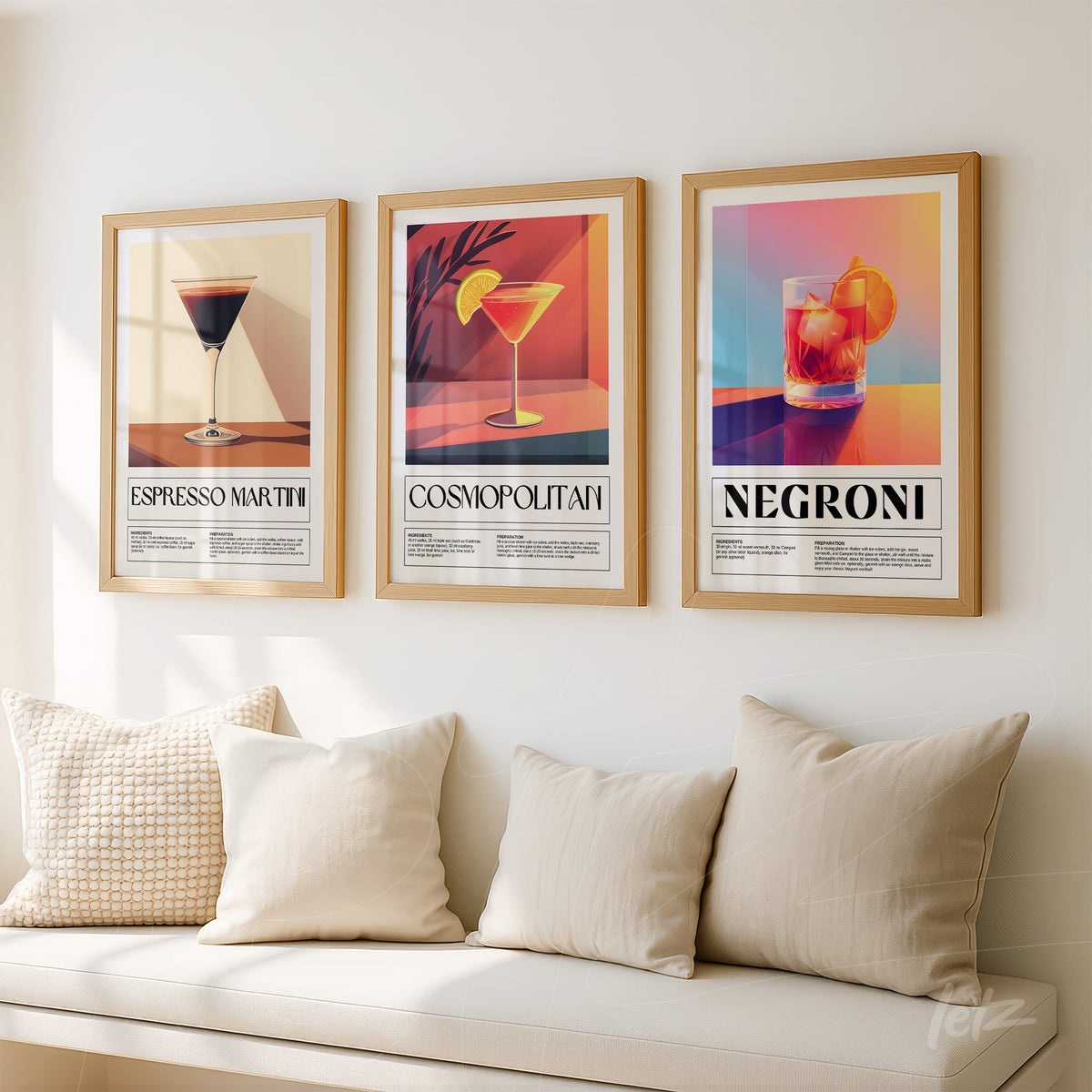 composição com três quadros decorativos de drinks em moldura dourada, incluindo espesso martini, cosmopolitan e negroni, sobre parede clara