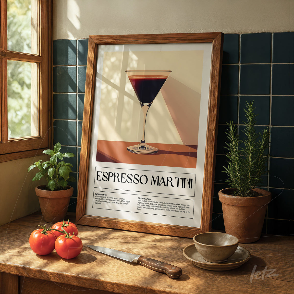 quadro com arte moderna do drink espresso martini em moldura de madeira clara com fundo azul e elementos decorativos à mesa