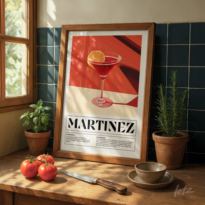 quadro com arte retro de drink martinez em moldura de madeira clara sobre mesa de cozinha