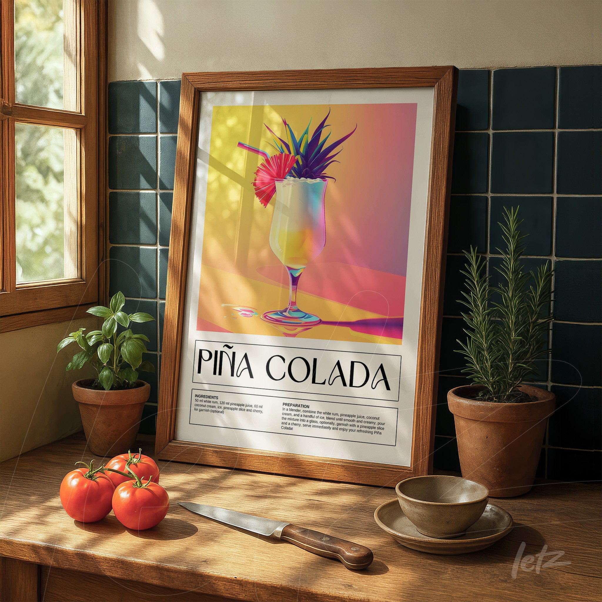 quadro com arte colorida de drink piña colada em moldura de madeira, exibido sobre mesa de madeira ao lado de tomate e plantas