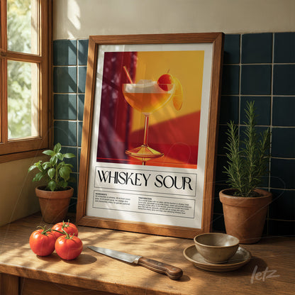 quadro com arte retrô do drink whiskey sour em moldura de madeira clara, exibido sobre mesa de madeira com tomates frescos e ervas em vasos de barro