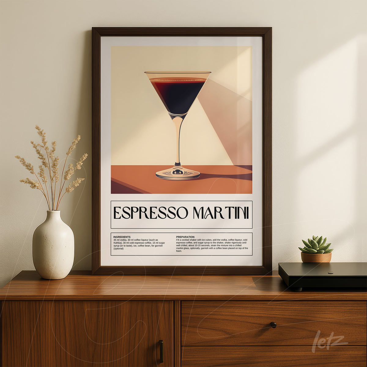 quadro com arte digital de cocktail espresso martini em moldura escura com fundo neutro