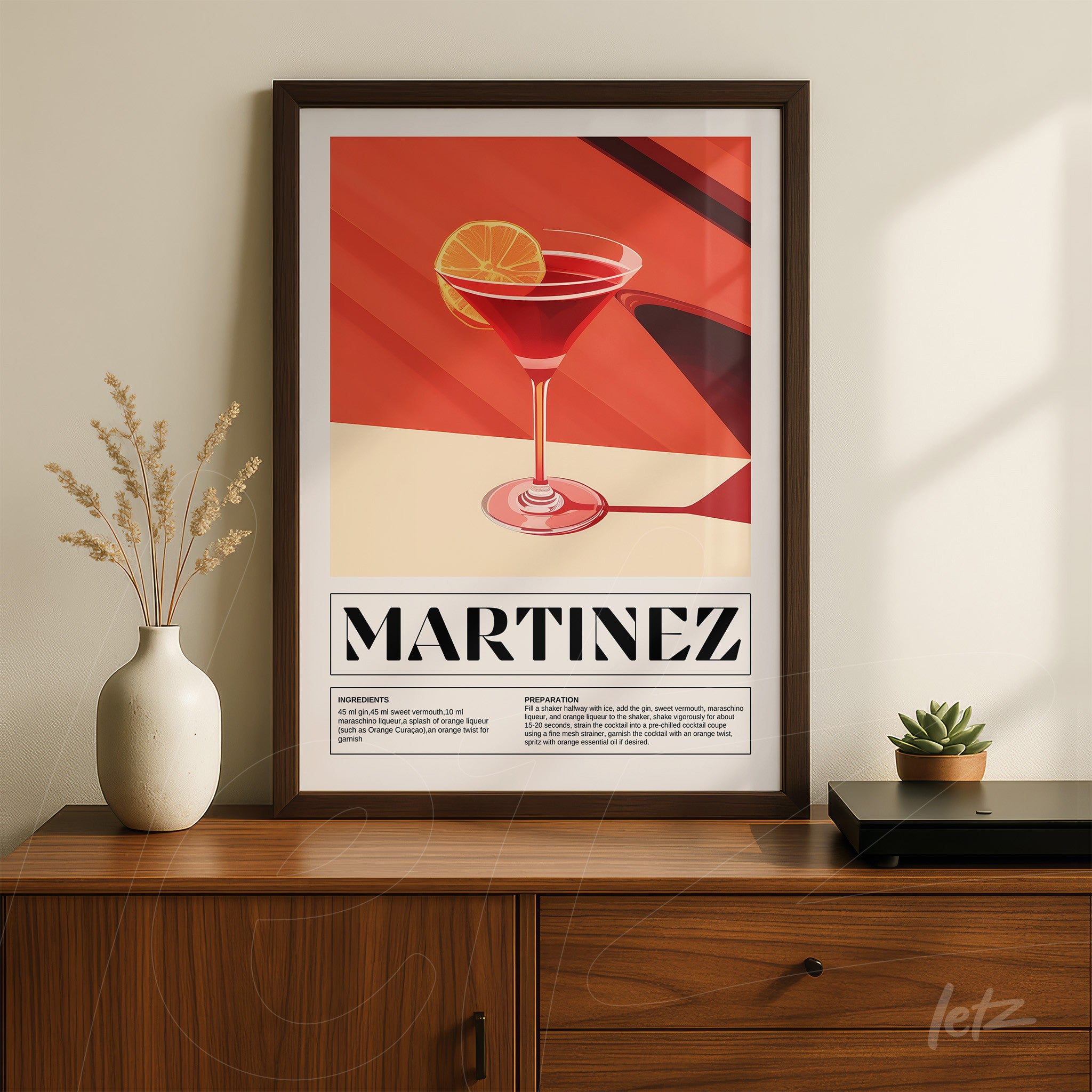 quadro com arte estilizada de drink martinez em moldura escura sobre móvel de madeira