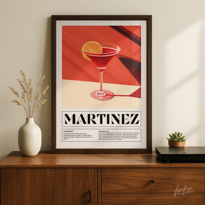 quadro com arte estilizada de drink martinez em moldura escura sobre móvel de madeira