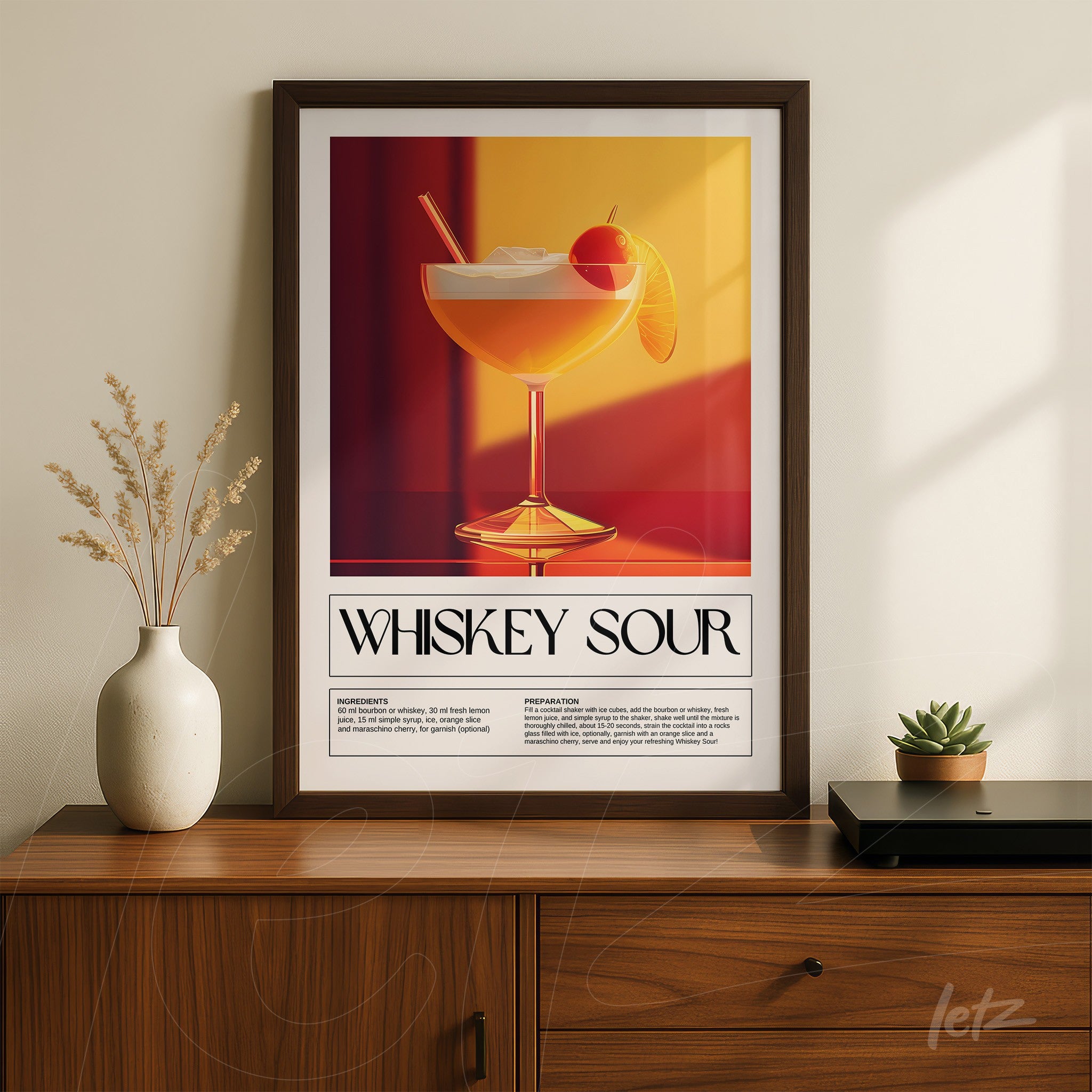 quadro com arte de drink whiskey sour em moldura marrom, ao fundo sombras coloridas em amarelo e laranja