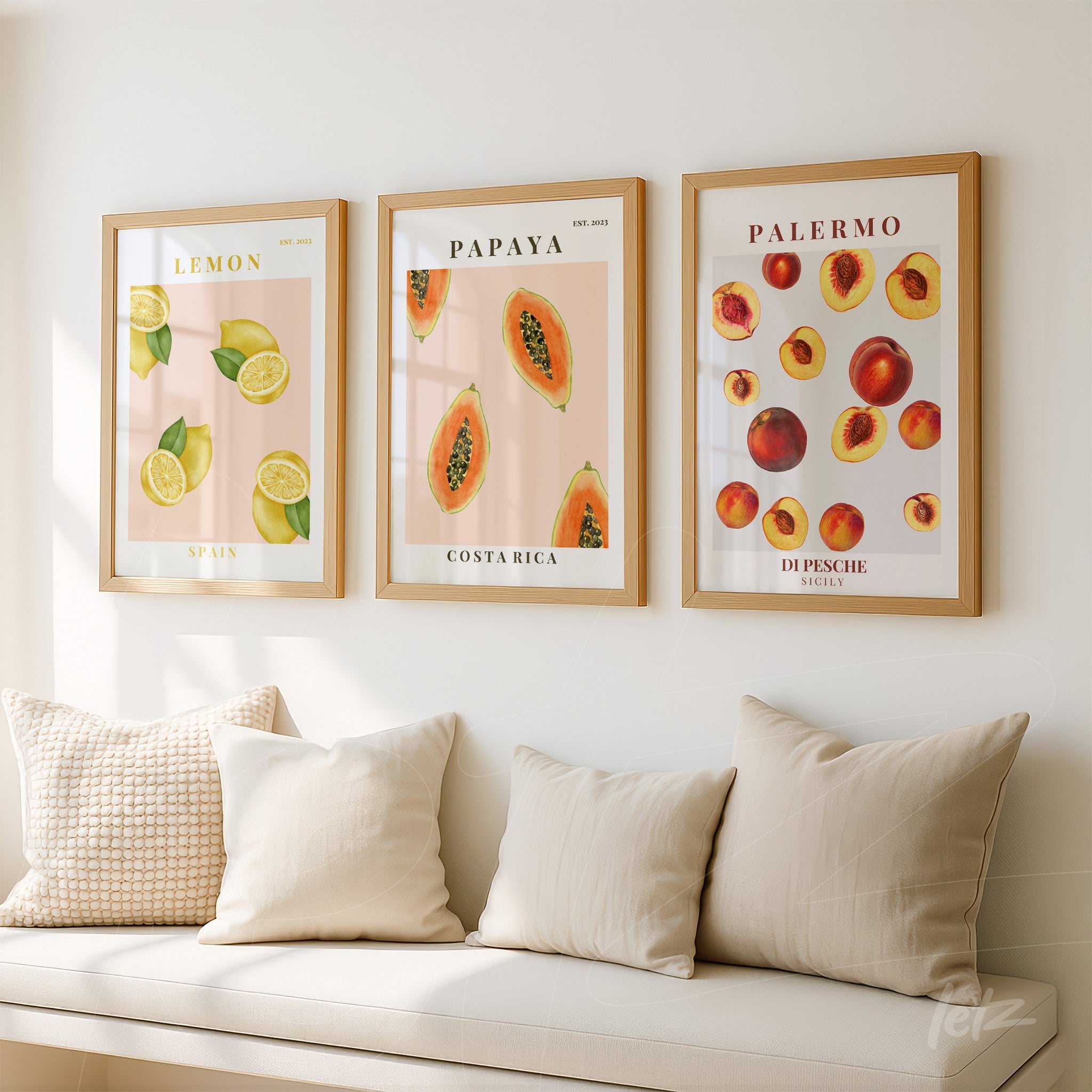 composição de quadros decorativos com frutas tropicais, incluindo limões, papaias e pêssegos, em molduras de madeira clara dispostos sobre uma parede clara