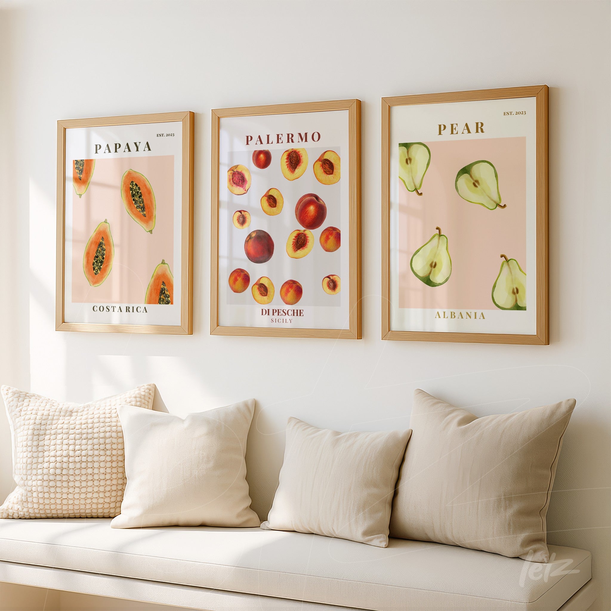 composição de quadros com ilustrações de frutas papaya, pêssego e pera em molduras de madeira clara sobre parede branca