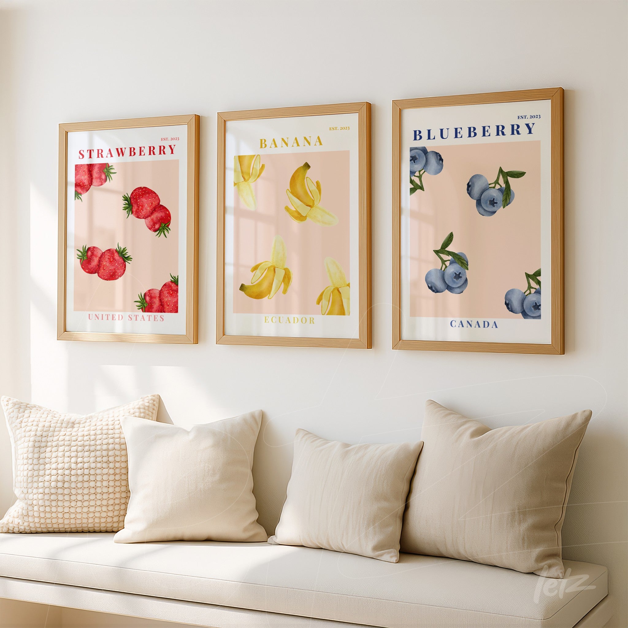 composição de três quadros em moldura de madeira clara, com ilustrações de frutas: morangos, bananas e mirtilos, sobre fundo suave