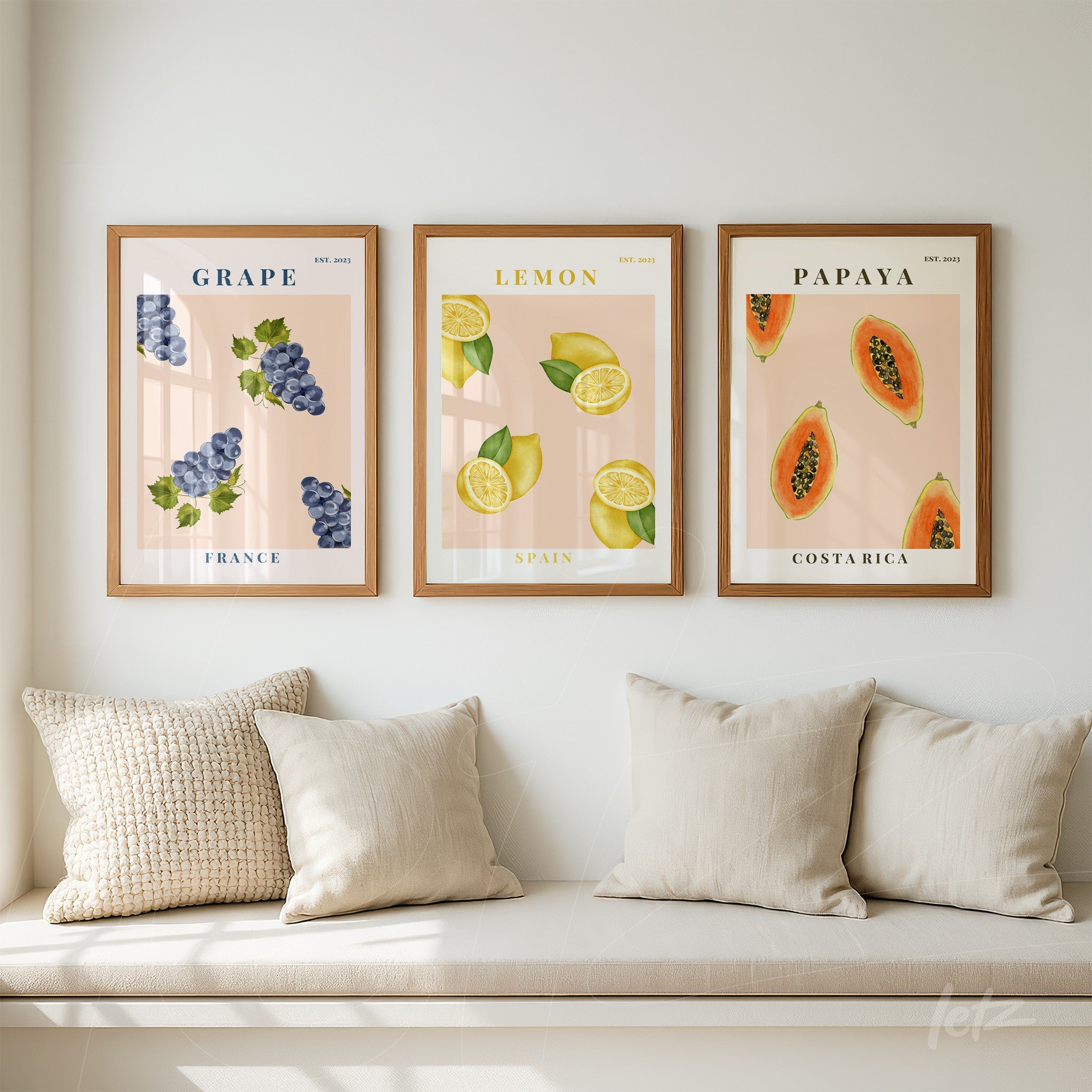 composição de três quadros com ilustrações de frutas: uvas em fundo rosa com moldura de madeira, limões fatiados em fundo suave com moldura dourada e papaias em fundo claro com moldura de madeira