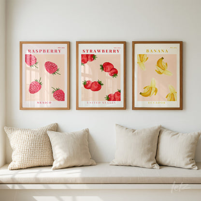 composição de três quadros com ilustrações de frutas: framboesa com bandeira do México, morango com bandeira dos Estados Unidos e banana com bandeira do Equador, moldura de madeira clara sobre parede neutra