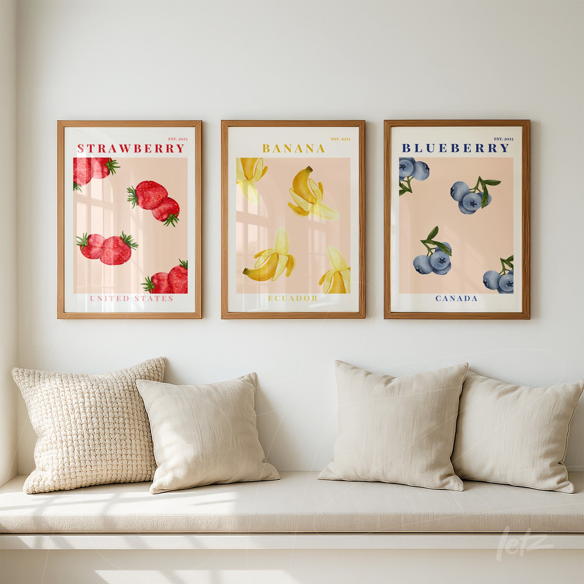 série de quadros decorativos com frutas em moldura de madeira clara, destacando morangos, bananas e mirtilos em fundo pastel