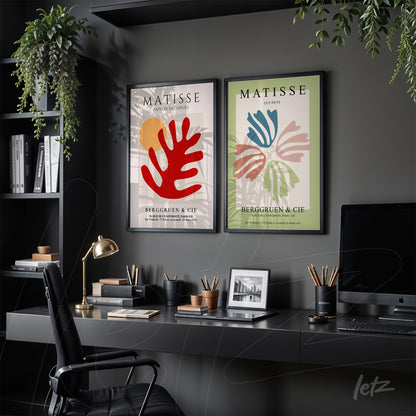 composição de quadros decorativos com arte moderna em molduras pretas, destacando formas orgânicas em tons de vermelho, azul e creme sobre fundos claros