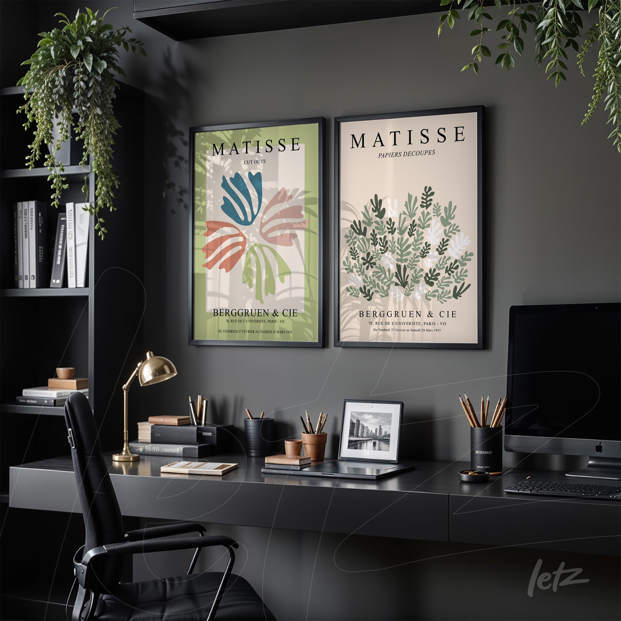 composição de dois quadros decorativos em moldura preta, um com folhas coloridas e outro com flores verdes, exibidos sobre uma mesa escura