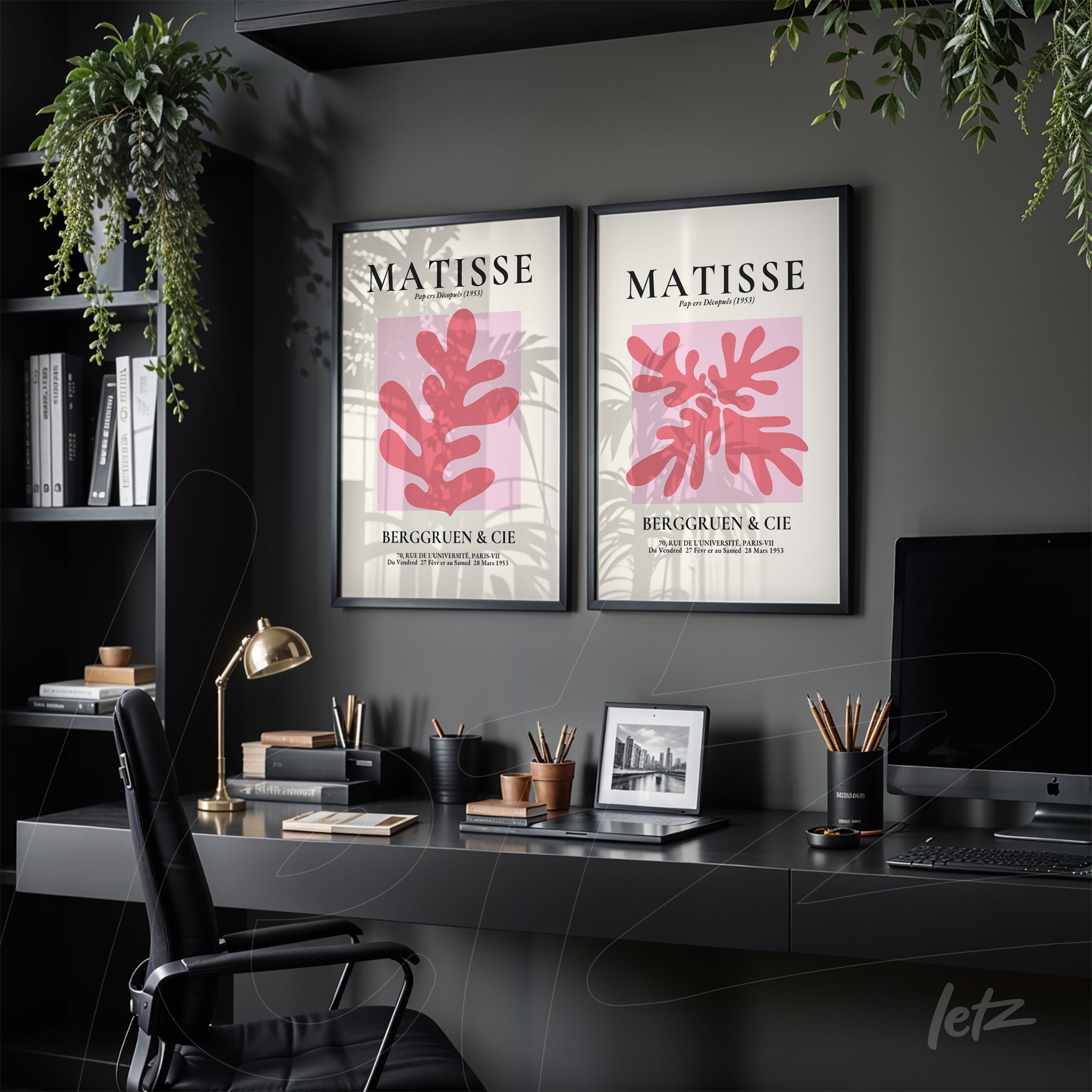 composição de quadros com arte abstracta inspirada em Matisse em moldura preta, exibidos em um ambiente moderno com prateleiras escuras e plantas suspensas