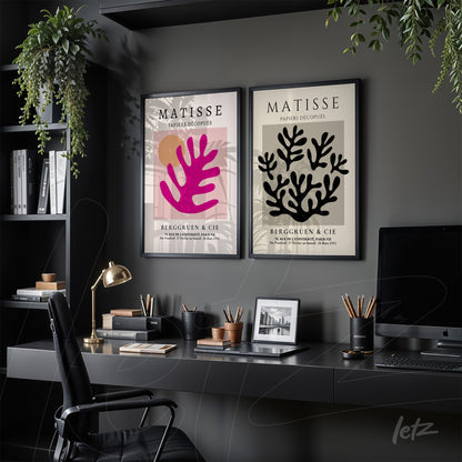 composição de quadros decorativos em moldura preta com figuras abstratas em cores vibrantes sobre parede escura