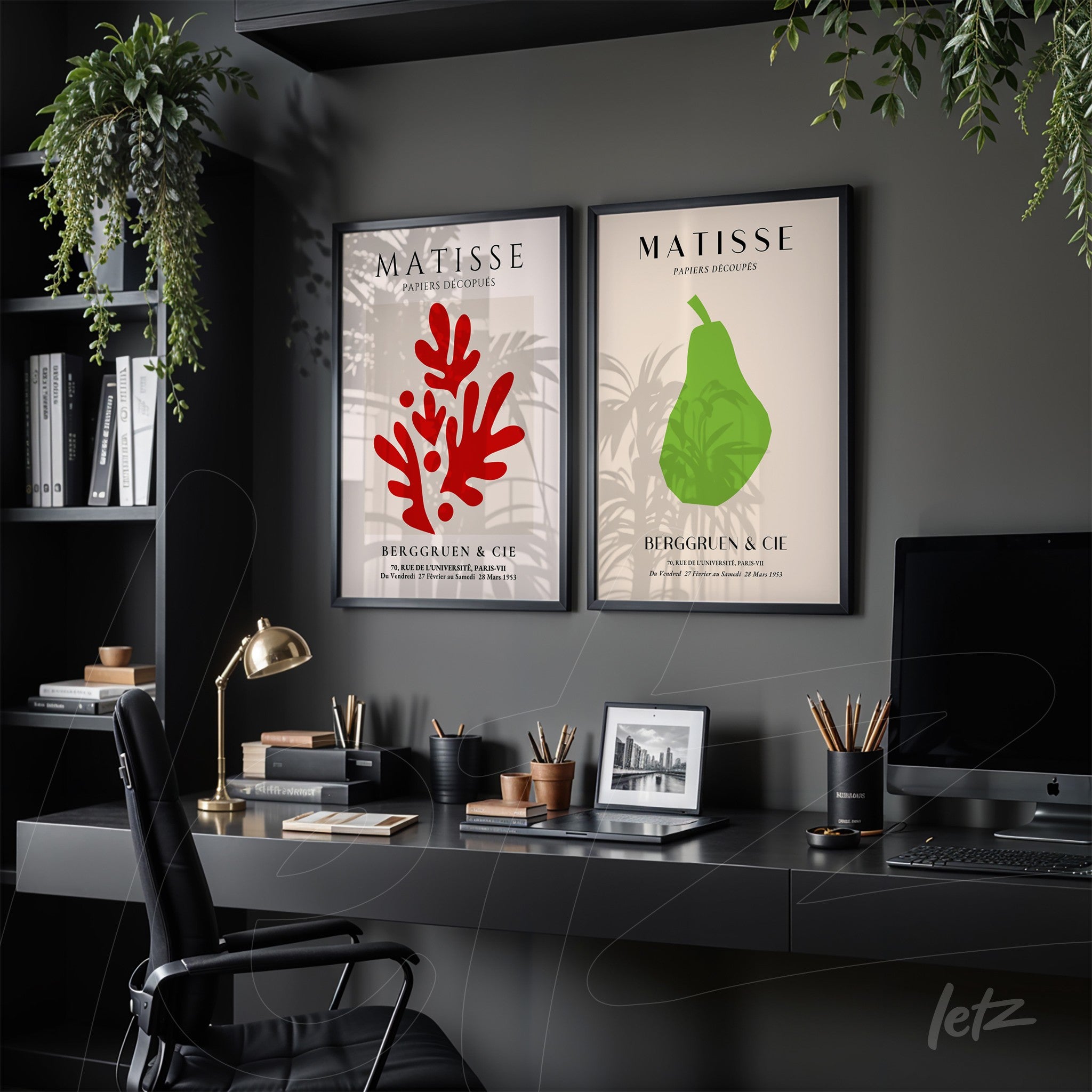composição de quadros decorativos em moldura preta com ilustrações de folhas em vermelho e verde sobre parede clara