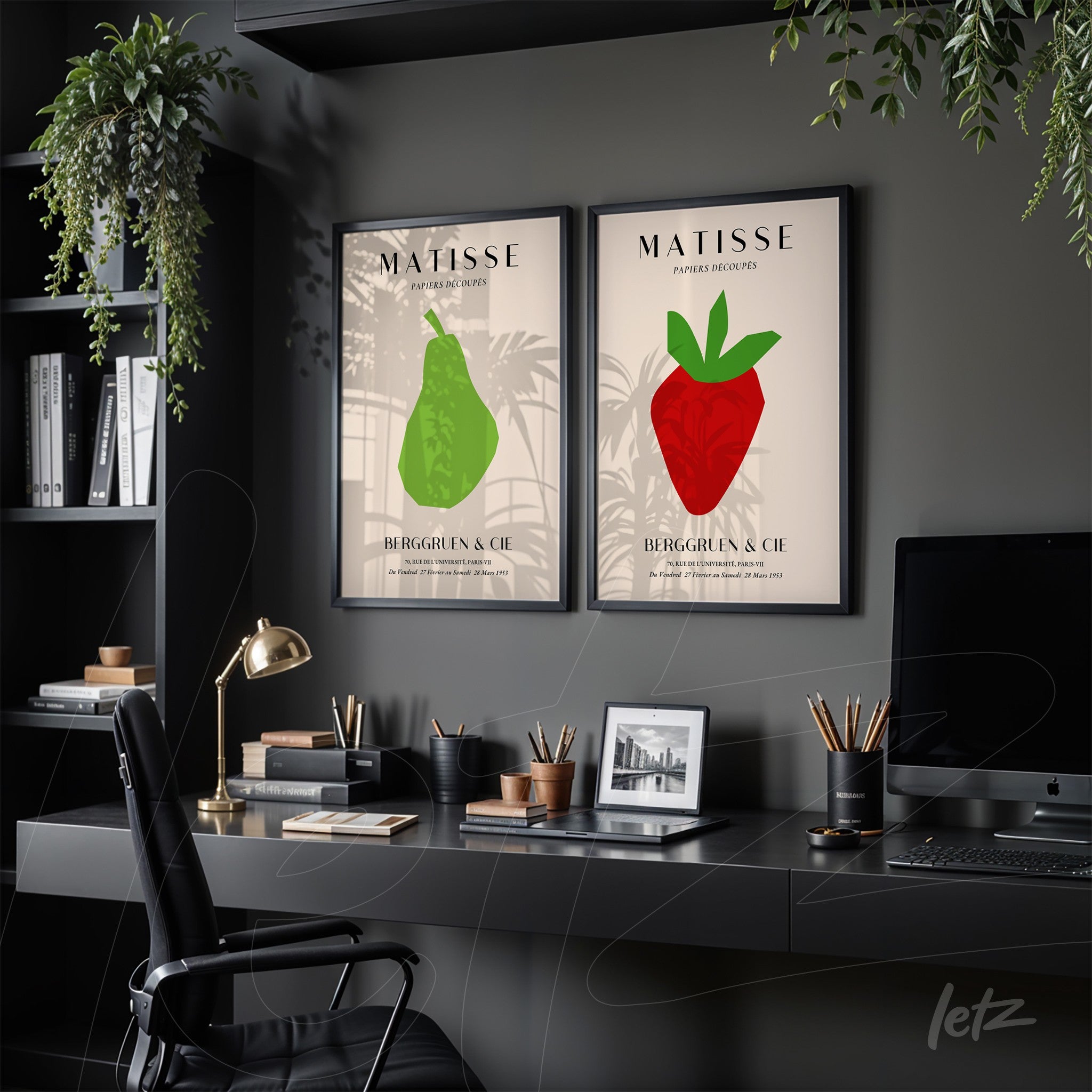 composição com dois quadros decorativos em moldura preta, um com ilustração de pêra verde e outro com morango vermelho, ambos em fundo neutro