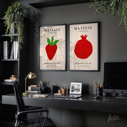 composição de quadros decorativos com ilustrações de frutas vermelhas, molduras pretas, exibidos em ambiente de escritório elegante com mesa de madeira
